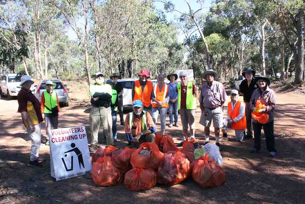 TNAT Members and Volunteers, on Clean Up Australia Day, picking up rubbish at Dawn Atwell Reserve TNAT Members and Volunteers, on Clean Up Australia Day, picking up rubbish at Dawn Atwell Reserve